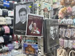 Echter Papst, falsche Geistliche: Roms "Pin-Up-Priester"-Kalender bekommt Konkurrenz