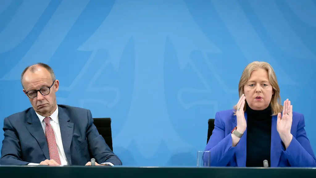 Friedrich-Merz-und-Baerbel-Bas-bei-einer-Pressekonferenz-nach-der-Sitzung-des-Koalitionsausschusses-von-Union-und-SPD-im-Kanzleramt-Berlin-09-10