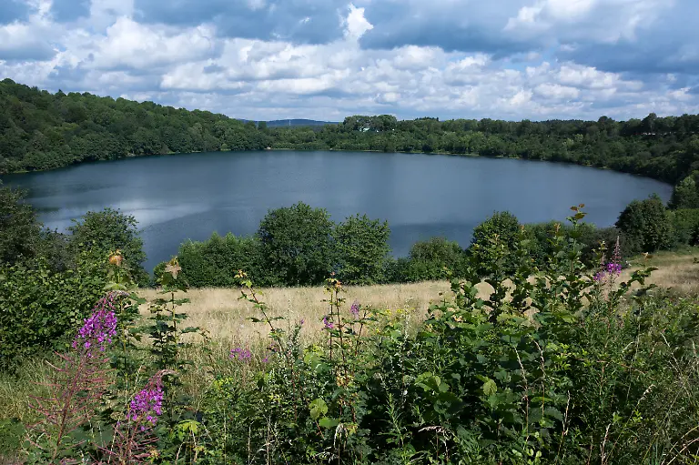 Weinfelder-Maar-auch-Totenmaar-genannt-bei-Daun-Landkreis-Vulkaneifel-Rheinland-Pfalz-Deutschland-Europa