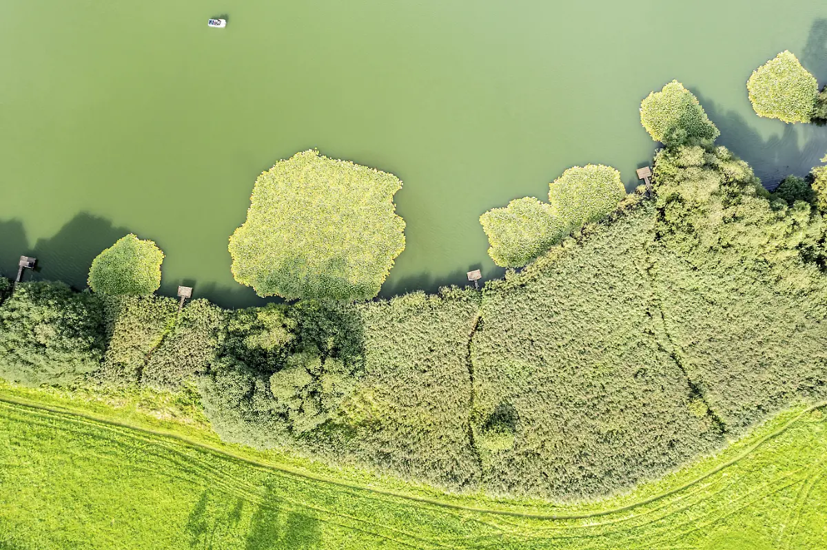 Luftaufnahme-des-Meerfelder-Maars-Eifel-Deutschland-Europa
