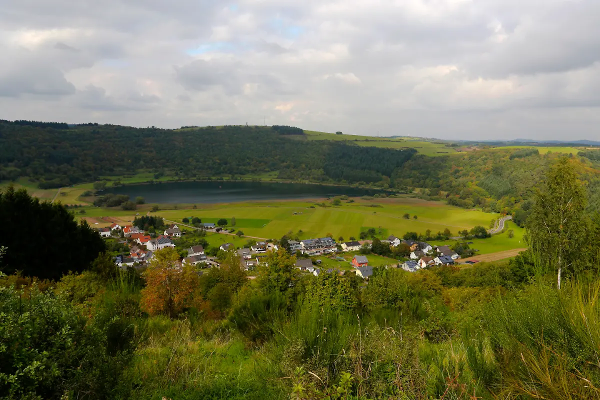 Krater-Meerfelder-Maar-mit-Maarsee-Meerfeld-in-der-Vulkaneifel-Rheinland-Pfalz-Deutschland-Europa