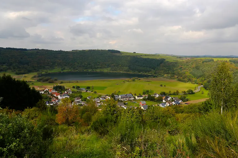 Krater-Meerfelder-Maar-mit-Maarsee-Meerfeld-in-der-Vulkaneifel-Rheinland-Pfalz-Deutschland-Europa