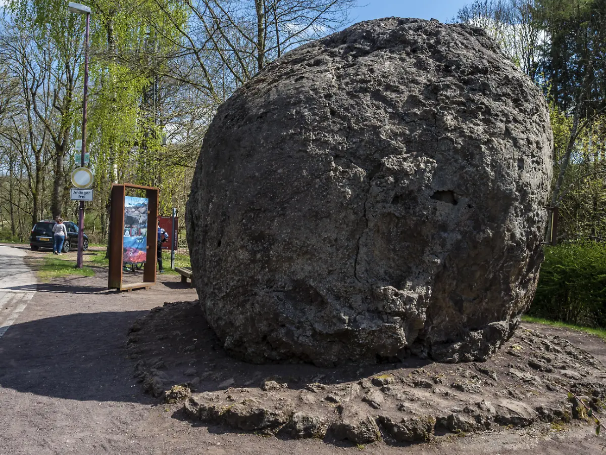 Groesste-ausgestellte-Lavabombe-im-Dorf-Strohn-bei-Daun-Vulkangebiet-Eifel-Deutschland-Europa