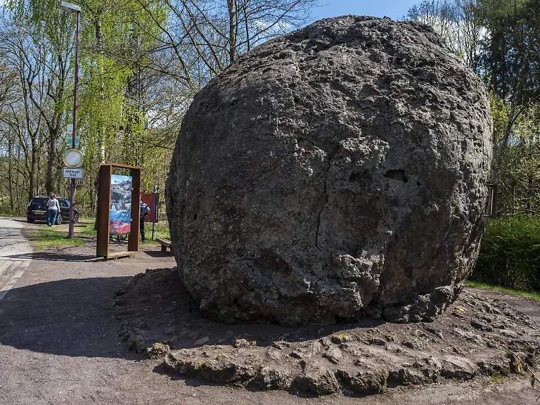 Groesste-ausgestellte-Lavabombe-im-Dorf-Strohn-bei-Daun-Vulkangebiet-Eifel-Deutschland-Europa
