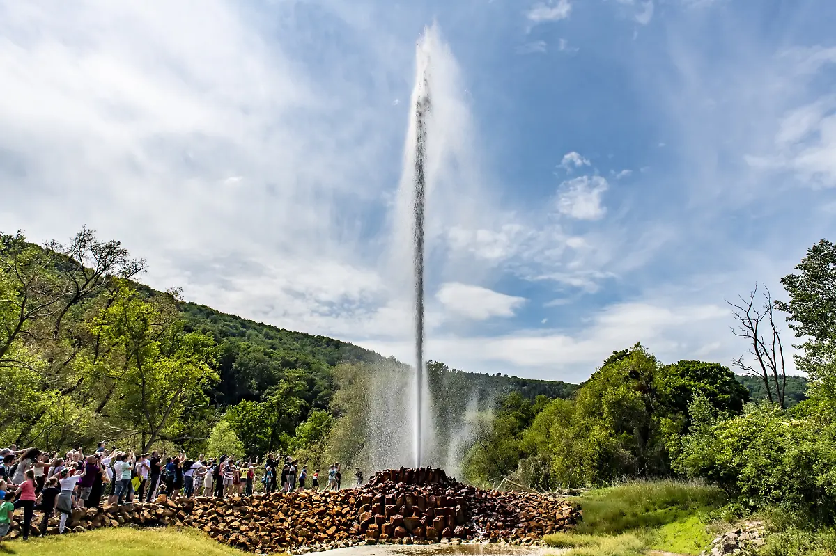 Der-Geysir-Andernach-ehemals-Namedyer-Sprudel-ist-mit-bis-zu-60-Metern-Auswurfhoehe-der-hoechste-Kaltwassergeysir-der-Welt-Andernach-Rheinland-Pfalz-Deutschland-21-05