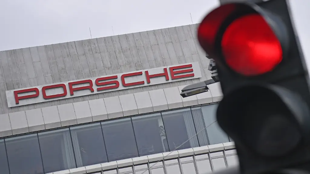 Porsche-Zentrum-Zuffenhausen-am-Porscheplatz-in-Stuttgart-Zuffenhausen-Werk-Konzernzentrale-Porsche-Schriftzug