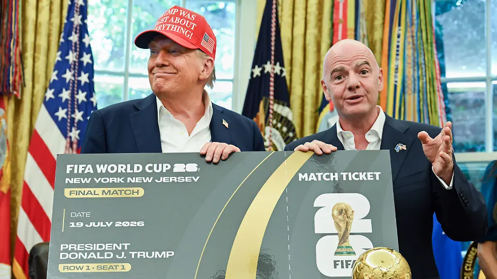 August-22-2025-Washington-District-Of-Columbia-USA-United-States-President-Donald-J-Trump-and-Gianni-Infantino-President-FA-dA-ration-Internationale-de-Football-Association-FIFA-hold-a-ticket-to-the-2026-FIFA-World-Cup-after-after-announcing-the-2026-World-Cup-draw-will-be-held-at-the-Kennedy-Center-in-December-in-the-Oval-Office-of-the-White-House-in-Washington-DC-on-Friday-August-22-2025-The-FIFA-World-Cup-coming-to-North-America-next-summer-will-be-the-first-World-Cup-with-three-host-countries-in-the-U-S