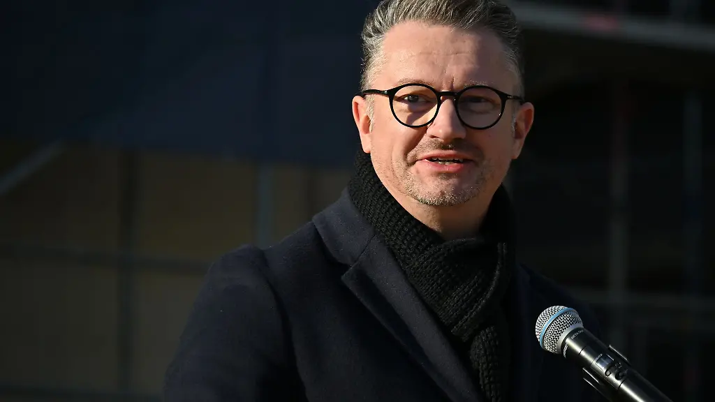 Im-Thueringer-Landtag-wurde-ein-Gesetz-zur-Erwachsenenbildung-angepasst-Bildungsminister-Christian-Tischner-CDU-sieht-die-Erwachsenenbildung-durch-eine-Aenderung-der-Finanzierung-gestaerkt