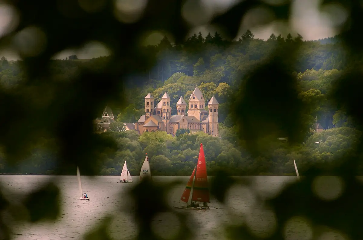 Die-Abtei-Maria-Laach-in-der-Eifel-mit-Segelbooten-bei-einer-Regatta-auf-dem-Laacher-See-Foto-Rolf-Kosecki