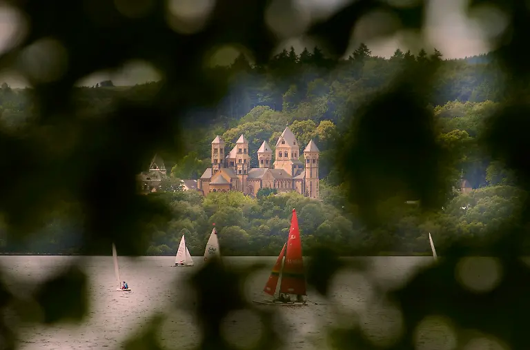 Die-Abtei-Maria-Laach-in-der-Eifel-mit-Segelbooten-bei-einer-Regatta-auf-dem-Laacher-See-Foto-Rolf-Kosecki