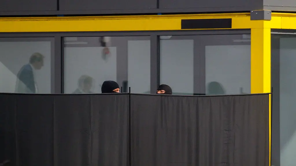 Zeitweise-wurden-Sichtschutzwaende-vor-dem-Angeklagten-aufgestellt-weil-die-Zeugin-ihm-nicht-ins-Gesicht-sehen-wollte