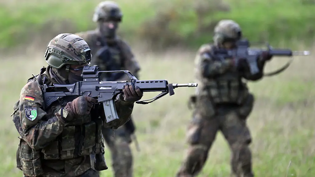 Rekruten-bei-der-Gefechtsausbildung-im-Rahmen-eines-Medientages-zur-Basisausbildung-bei-der-Bundeswehr-im-Aufklaerungsbataillon-7-Politiker-von-Union-und-SPD-haben-sich-fuer-den-neuen-Wehrdienst-auf-eine-flaechendeckende-Musterung-geeinigt