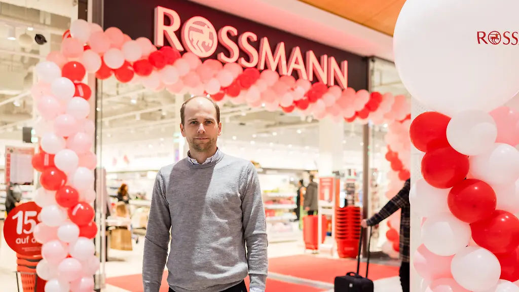 Raoul-Rossmann-Inhaber-Rossmann-steht-vor-der-neuen-Rossmann-Filiale-im-Emmen-Center-Die-deutsche-Drogeriemarktkette-Rossmann-spezialisiert-auf-Produkte-aus-den-Bereichen-Kosmetik-Haushalt-und-Gesundheit-hat-ihre-erste-Filiale-in-der-Schweiz-eroeffnet