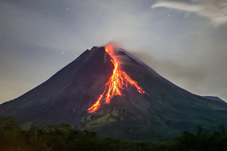 November-25-2025-Sleman-Yogyakarta-Special-Region-INDONESIA-Mount-Merapi-is-seen-spewing-hot-reddish-lava-from-its-peak-as-seen-in-Tunggul-Arum-Sleman-Yogyakarta-Tuesday-November-25-2025-Currently-Mount-Merapi-is-at-alert-level-The-Yogyakarta-Volcanology-Agency-informs-of-potential-danger-in-the-form-of-lava-avalanches-and-pyroclastic-flows-to-the-south-southwest-in-the-Boyong-River-up-to-5-km-the-Bedog-Krasak-Bebeng-Rivers-up-to-7-km-The-southeast-direction-includes-the-Woro-River-and-the-River-up-to-5-km