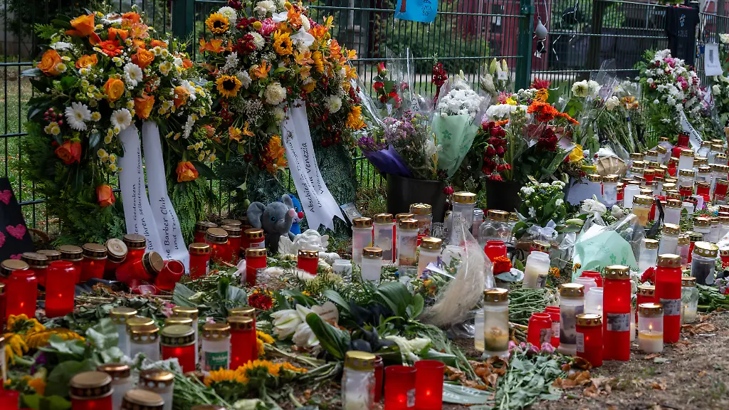 Blumen-Gestecke-und-Beileidsbekundungen-sind-am-Tatort-hinterlegt-wo-ein-34jaehriger-Polizist-erschossen-wurde
