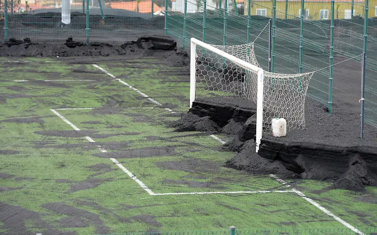 Blick-auf-den-von-der-Lavaasche-befreiten-Sportplatz-der-Ortschaft-Las-Manchas-auf-der-Kanarieninsel-La-Palma-Am-19-09-2021-war-in-der-Cumbre-Vieja-ein-Vulkan-ausgebrochen