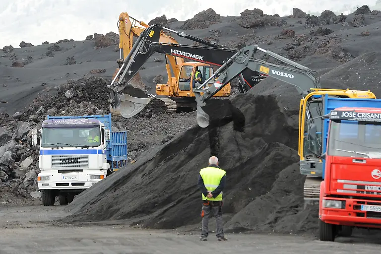 In-der-Ortschaft-Las-Manchas-auf-der-Kanarieninsel-La-Palma-wird-versucht-eine-von-Lava-und-Asche-verschuettete-Strasse-wieder-freizulegen-Am-19-09-2021-war-in-der-Cumbre-Vieja-ein-Vulkan-ausgebrochen