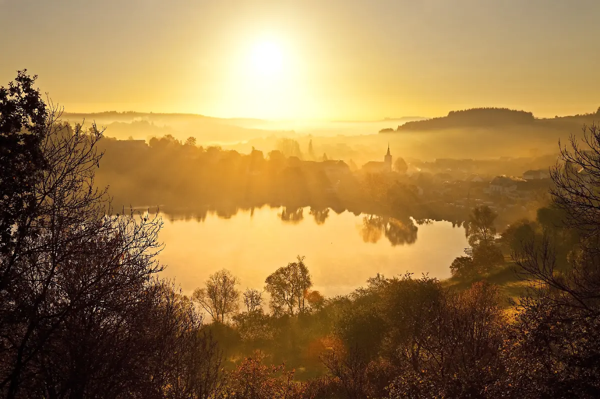 Schalkenmehrer-Maar-im-Herbst-bei-Sonnenaufgang-Schalkenmehren-Daun-Vulkaneifel-Eifel-Rheinland-Pfalz-Deutschland-Europa