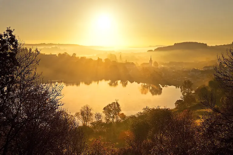 Schalkenmehrer-Maar-im-Herbst-bei-Sonnenaufgang-Schalkenmehren-Daun-Vulkaneifel-Eifel-Rheinland-Pfalz-Deutschland-Europa