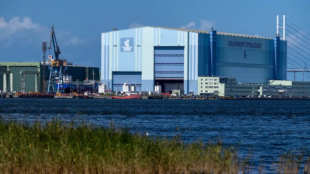 In-der-grossen-Schiffbauhalle-in-Stralsund-soll-ab-kommendem-Jahr-nach-laengerer-Zeit-wieder-an-einem-grossen-Schiffsneubau-gearbeitet-werden