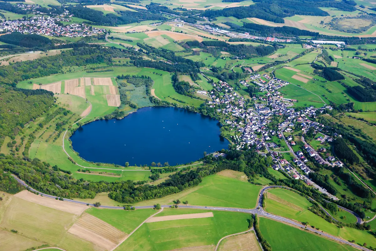 Luftaufnahme-Gemuendener-Maar-Eifel-Rheinland-Pfalz-Deutschland-Europa