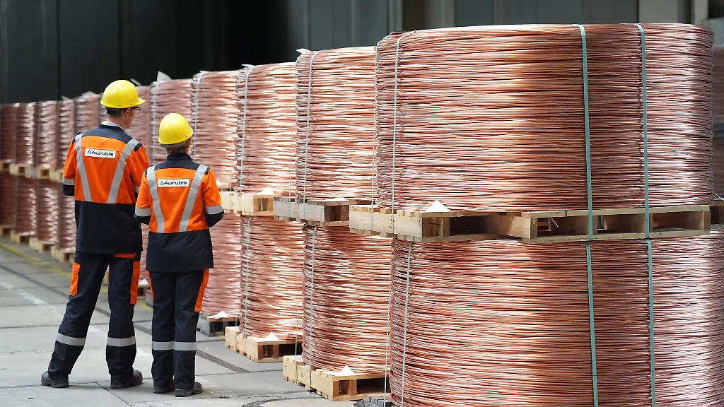 Aufgewickelte-Kupferdraehte-sogenannte-Coils-liegen-im-Hamburger-Aurubis-Werk