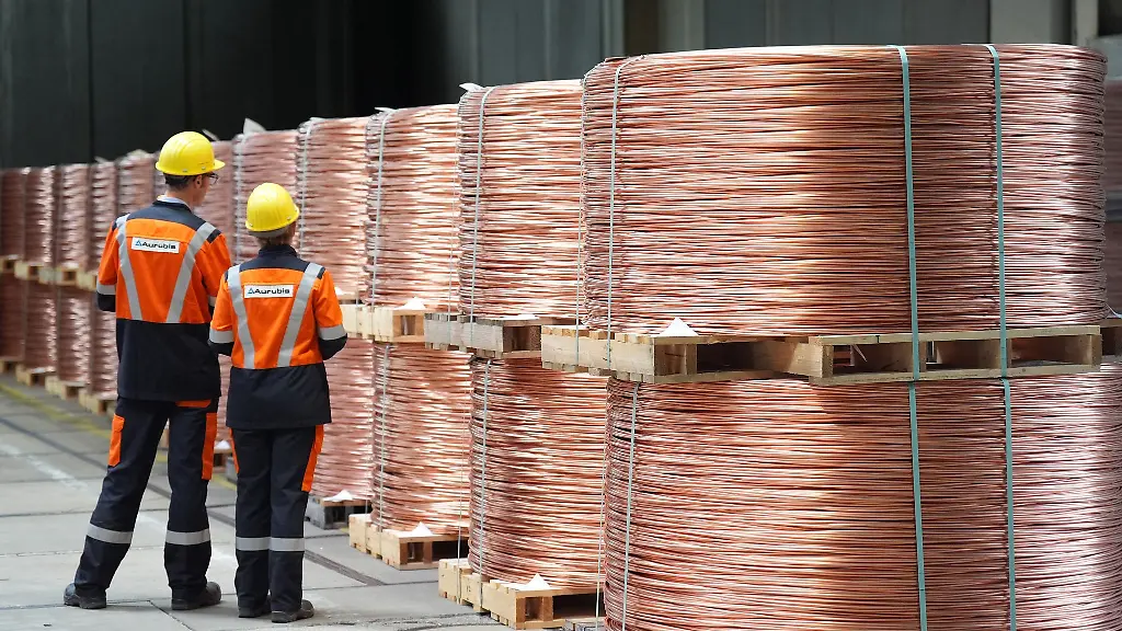 Aufgewickelte-Kupferdraehte-sogenannte-Coils-liegen-im-Hamburger-Aurubis-Werk