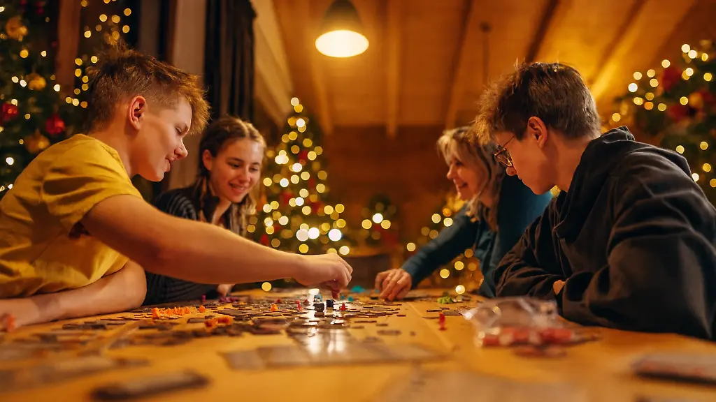 Sieben-Gesellschaftsspiele-die-gute-Laune-an-den-Tisch-bringen-Streit-bleibt-draussen