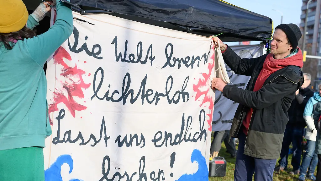 Vor-dem-Amtsgericht-in-Cottbus-protestierten-rund-20-Aktivisten