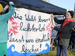 Berlin & Brandenburg: Blockade durch Aktivisten: Jänschwalde-Prozess ausgesetzt