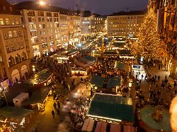 Bayern: Drohne fliegt über Münchner Christkindlmarkt