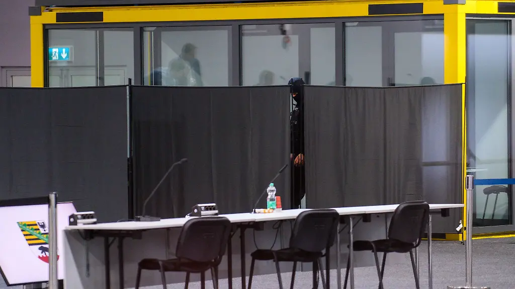 Kurzzeitig-war-ein-Sichtschutz-vor-dem-Angeklagten-aufgebaut