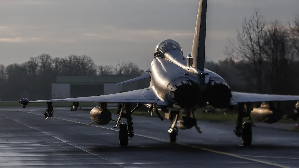 Ein-Eurofighter-der-Luftwaffe-rollt-zur-Startbahn-auf-dem-Fliegerhorst-in-Noervenich-Die-Luftwaffe-hat-damit-begonnen-Eurofighter-vom-taktischen-Luftwaffengeschwader-31-Boelcke-nach-Polen-an-die-NATO-Aussengrenze-zu-verlegen