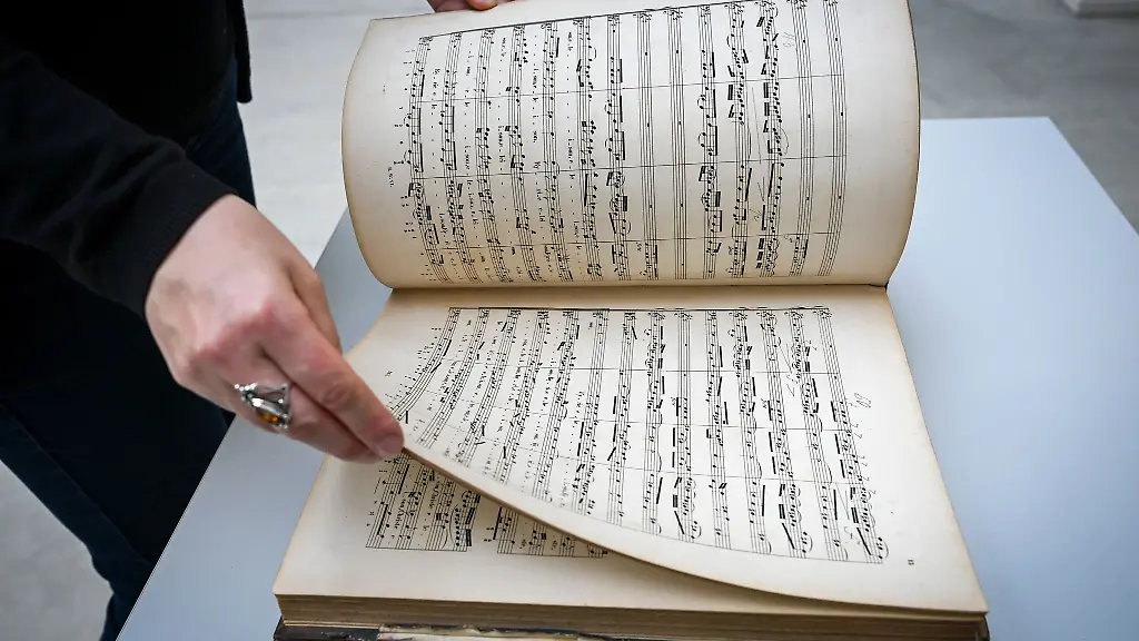 Auch-eine-Bach-Gesamtausgabe-ist-nun-Teil-der-Brandenburgica