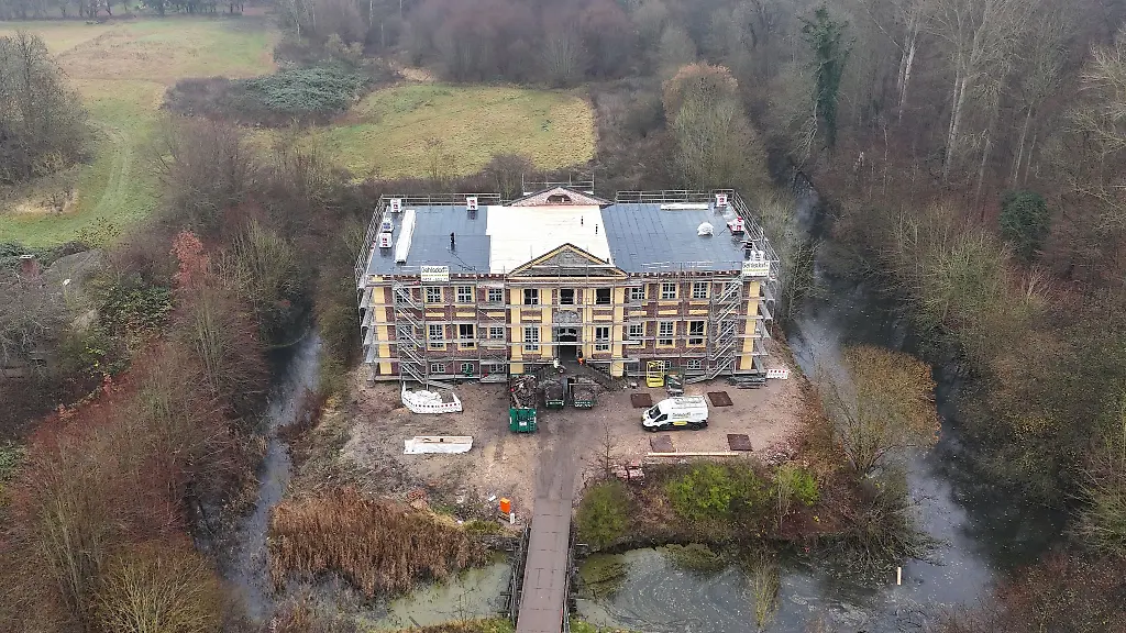 Das-bei-einem-Brand-im-Fruehjahr-schwerbeschaedigte-Barockschloss-Johannstorf-hat-jetzt-ein-Notdach