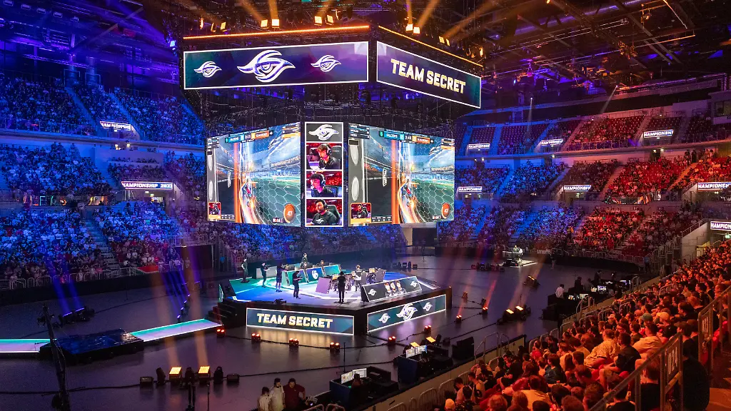 ARCHIV-11-08-2023-Nordrhein-Westfalen-Duesseldorf-Zuschauer-verfolgen-die-Weltmeisterschaft-im-Videospiel-Rocket-League-im-PSD-Bank-Dome-in-Duesseldorf-E-Sport-Vereine-sollen-als-gemeinnuetzig-anerkannt-werden-einem-Vorhaben-der-Bundesregierung-stimmte-der-Bundestag-zu