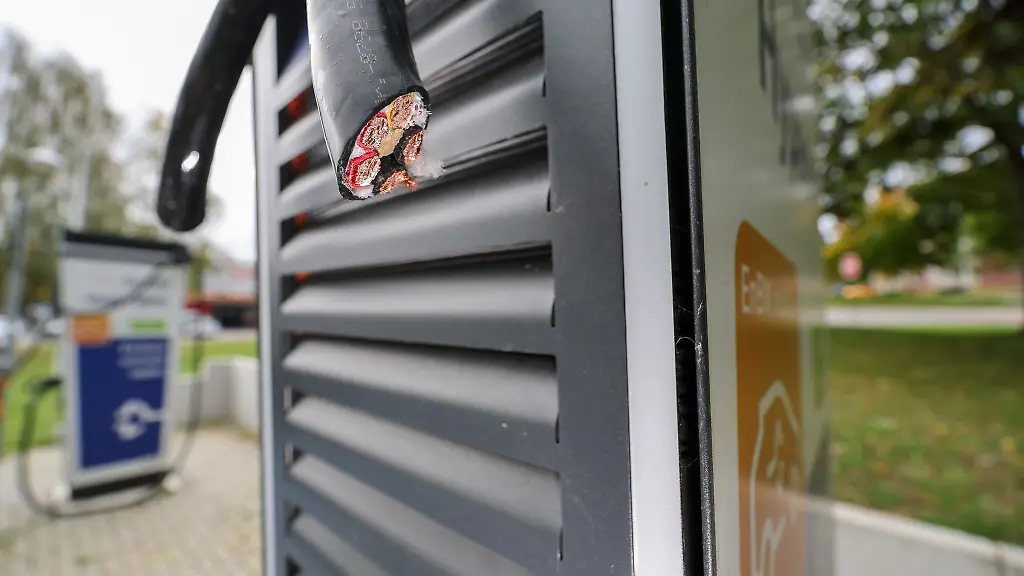 An-mehreren-Ladesaeulen-fuer-E-Autos-haben-die-Kabeldiebe-in-Mecklenburg-Vorpommern-Kabel-abgeschnitten
