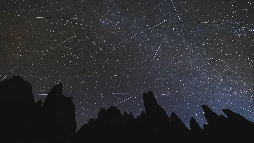 Geminids-Meteor-Shower-over-the-Galayos-granite-spikes-mountain-peaks-Winter-Gredos-Avila-Spain-Gredos-CL-Spain-PUBLICATIONxINxGERxSUIxAUTxONLY-CR-JALO210111B-605873-01
