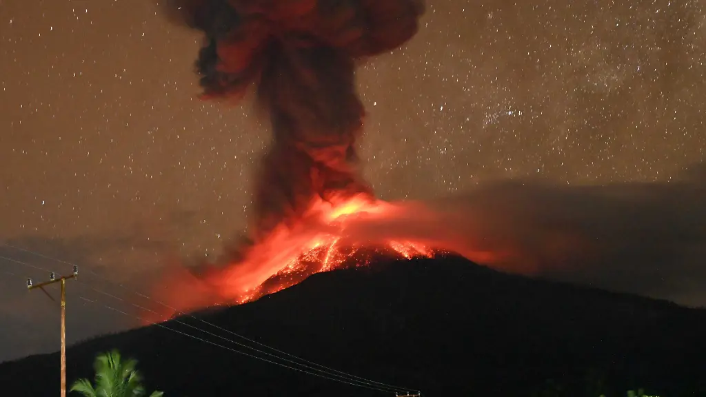 HANDOUT-Das-von-der-Geological-Agency-in-Indonesien-zur-Verfuegung-gestellte-Bild-zeigt-den-Kegel-am-Vulkan-Lewotobi-Laki-Laki-am-27-4-2025-Bei-dem-Ausbruch-steigt-eine-hohe-Aschewolke-in-den-Himmel-und-gluehende-Lava-rinnt-die-Haenge-hinunter-Durch-die-laengere-Belichtunszeit-sind-die-Sterne-am-Firmament-gut-zu-ekennen