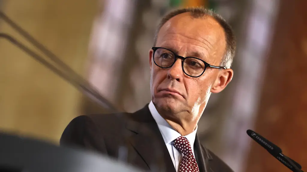 Chancellor-Friedrich-Merz-holds-a-press-conference-at-the-Rotes-Rathaus-Red-City-Hall-in-Berlin-Germany-on-December-3-2025-during-his-inaugural-visit-to-the-state-together-with-Berlin-s-Governing-Mayor-Kai-Wegner