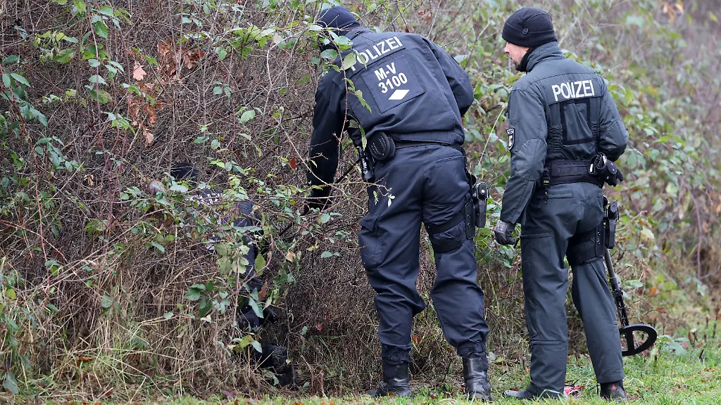 In-unmittelbarer-Naehe-des-Fundortes-des-getoeteten-achtjaehrigen-Fabian-aus-Guestrow-durchsuchen-Polizisten-Buschwerk-am-Wegesrand-Nach-Auskunft-von-Staatsanwaltschaft-und-Polizeipraesidium-Rostock-sind-rund-20-Beamte-im-Einsatz-Ziel-ist-das-Auffinden-von-weiteren-Bezugsgegenstaenden-zur-Tat