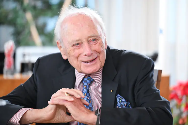 Reinhold-Wuerth-Gruender-des-Wuerth-Konzerns-aufgenommen-bei-einem-dpa-Interview-in-seinem-Buero-in-der-Konzernzentrale