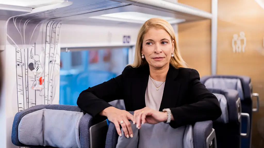 ARCHIV-17-10-2025-Berlin-Evelyn-Palla-Vorstandsvorsitzende-der-DB-steht-bei-der-Premiere-des-neuen-ICE-L-der-Deutschen-Bahn-am-Berliner-Ostbahnhof-in-der-2-Klasse-im-Familienbereich