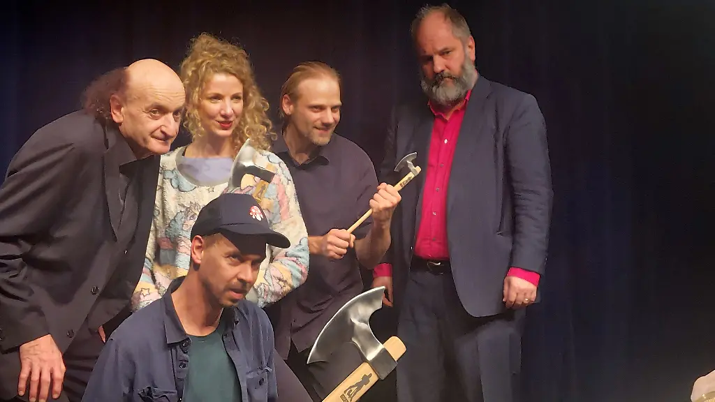 Maximilian-Pongratz-unten-ist-in-Bayern-unter-anderem-als-Saenger-der-Band-Kofelgschroa-bekannt