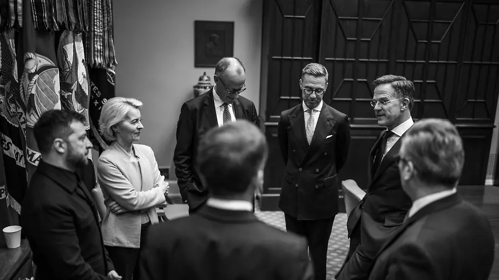 August-18-2025-Washington-District-Of-Columbia-USA-Ukrainian-President-Volodymyr-Zelenskyy-European-Commission-President-Ursula-von-der-Leyen-German-Chancellor-Friedrich-Merz-Finnish-President-Alexander-Stubb-U-K-Prime-Minister-Keir-Starmer-and-French-President-Emmanuel-Macron-wait-in-the-Roosevelt-Room-as-President-Donald-Trump-makes-a-call-with-Russian-President-Vladimir-Putin-in-the-Oval-Office-Monday-August-18-2025