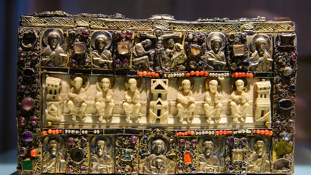 Trotz-der-laufenden-Sanierung-der-Schatzkammern-ist-ein-Teil-des-Quedlinburger-Domschatzes-ausgestellt