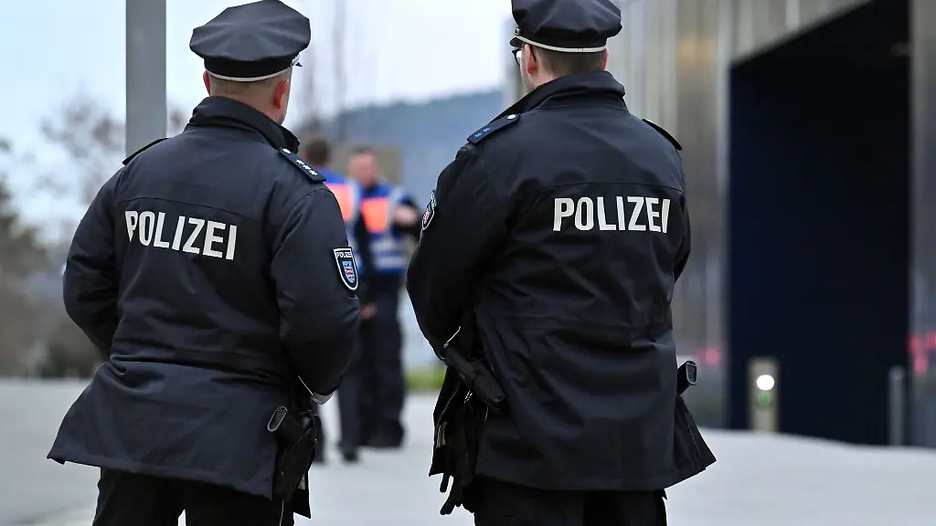Thueringer-Polizistinnen-und-Polizisten-sollen-Namensschilder-tragen-Bei-heiklen-Einsaetzen-sind-aber-auch-Nummern-zur-Identifizierung-erlaubt