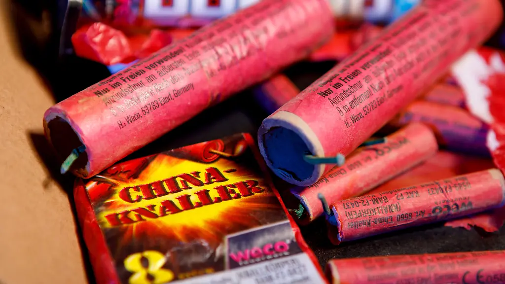 DEU-Deutschland-Brandenburg-Illustrartion-29-12-2022-Symbolfoto-Feuerwerk-ein-Sortiment-verschiedener-Feuerwerkskoerper-Illustration-Feuerwerksverkauf