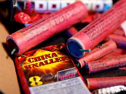 Halbe Tonne Pyrotechnik gekauft : Polizei erwischt zwei Männer mit 1500 Silvesterböllern im Wagen