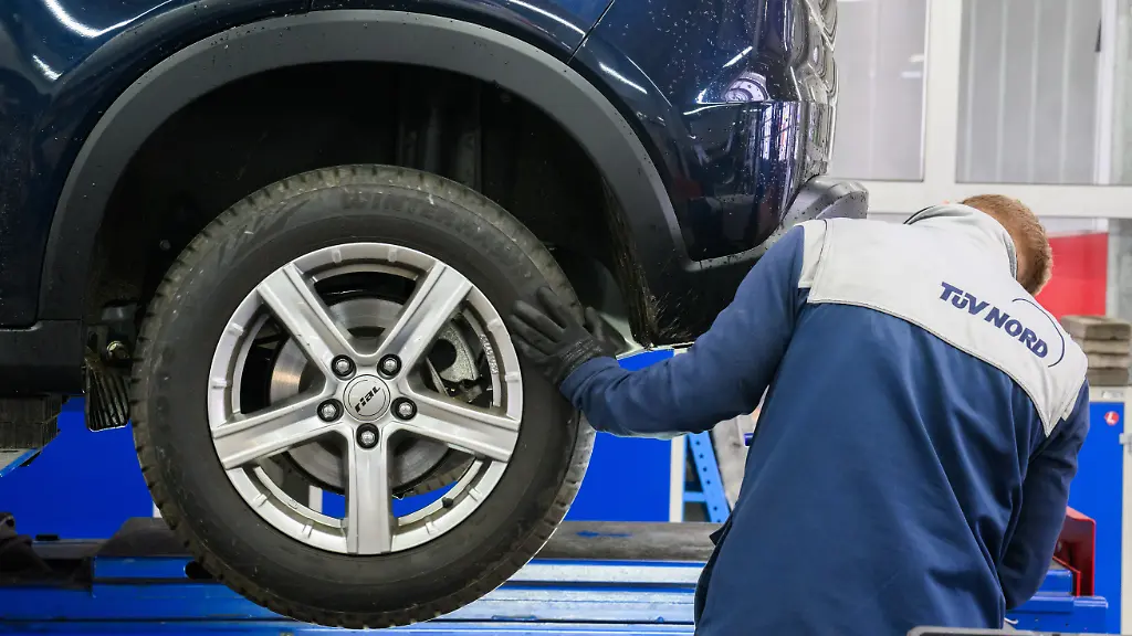 Ein-Sachverstaendiger-vom-Tuev-Nord-ueberprueft-bei-einer-Hauptuntersuchung-HU-einen-PKW